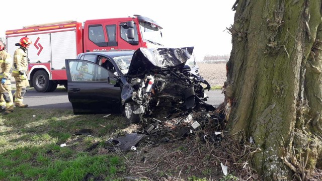 Z drogi powiatowej w Płutowie (gm. Kijewo Królewskie) wypadło auto osobowe i uderzyło w drzewo