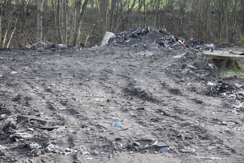 Tony odpadów znaleziono na działce gminnej w Raciążku.