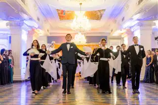 Studniówkowy wieczór pełen elegancji i emocji. Bal maturzystów II LO w Białymstoku