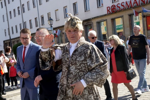 Burmistrz Chojnowa Jan Serkies, podczas tradycyjnego korowodu podczas święta  miasta
