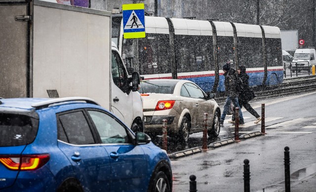 Na przystanek narzekają zarówno pasażerowie komunikacji miejskiej, piesi, jak i motorniczowie oraz kierowcy. Fot. Dariusz Bloch