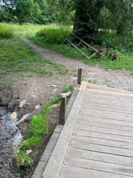 Ktoś zniszczył mostek i miejsce piknikowe w Parku...