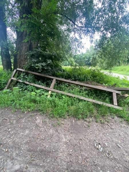 Ktoś zniszczył mostek i miejsce piknikowe w Parku...