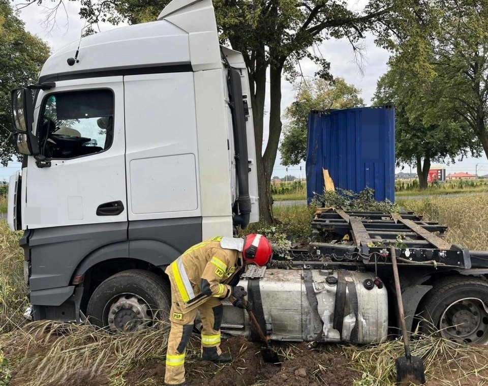 Groźny wypadek przy wiadukcie w Klonówcu. W gminie Lipno ciężarówka zderzyła się z osobówką, kierowca tira trafił do szpitala