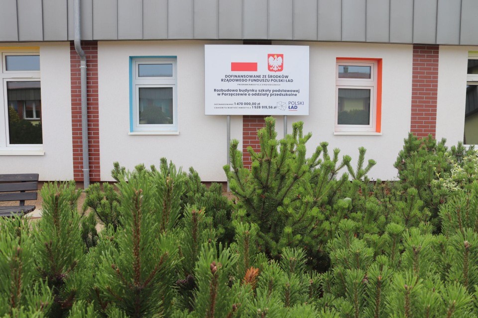 Nowe inwestycje w Parzęczewie. We wsi rozbudowano szkołę, powstało też miejsce rekreacji