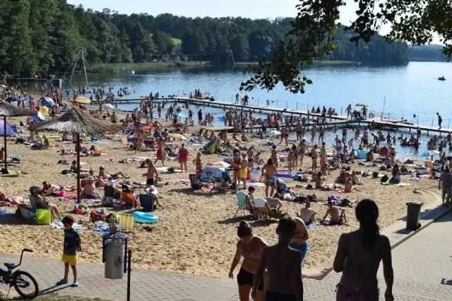 Sieraków, Jezioro Jaroszewskie to nasz numer 3 w rankingu najlepszych Jezior w Wielkopolsce. 70 kilometrów od Poznania znajdziemy Sieraków i Jezioro Jaroszewskie. To miejsce lubiane i często wybierane przez Wielkopolan. Aktualnie brak oceny wody przez Główny Inspektorat Sanitarny Udogodnienia na Jeziorze Jaroszewskim - wyznaczona strefa w wodzie - strefa na plaży do rekreacji i sportu - na kąpielisku jest pomost, molo - możliwość cumowania sprzętu wodnego - punkt czerpania wody - kosze na śmieci - toaleta - przebieralnie - maszt z flagą WOPR - ratownik - miejsce do kąpieli dla dzieci - zakaz wprowadzania zwierząt domowych - do wglądu regulamin kąpieliska -punkty gastronomiczne w pobliżu plaży 