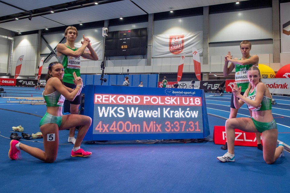 Młodzi lekkoatleci Wawelu Kraków i ich trener Radosław Czyż