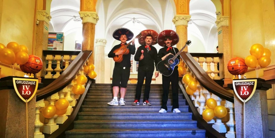 Na schodach gości witał zespół mariachi, a meksykańskich...