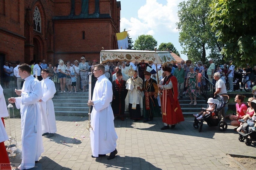 Parafia przygotowuje trzeci ołtarz, przy ul. 3 Maja....