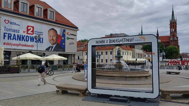 Tomasz Frankowski, kandydat Koalicji Obywatelskiej do Parlamentu Europejskiego promuje się na Rynku Kościuszki. Nie ma na to jednak zgody miejskiego konserwatora zabytków.