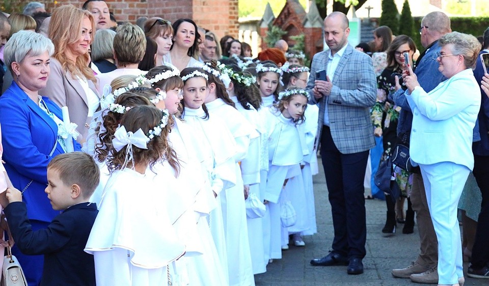 W niedzielę 12 maja 88 dzieci przyjęło sakrament Pierwszej...