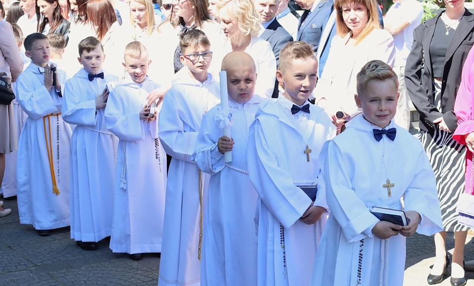 W niedzielę 12 maja 88 dzieci przyjęło sakrament Pierwszej...
