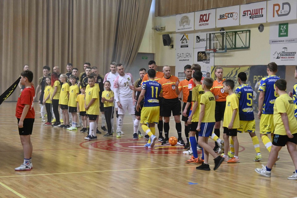 Gracze Futsal Świecie (czarne koszulki) przegrali dwumecz...