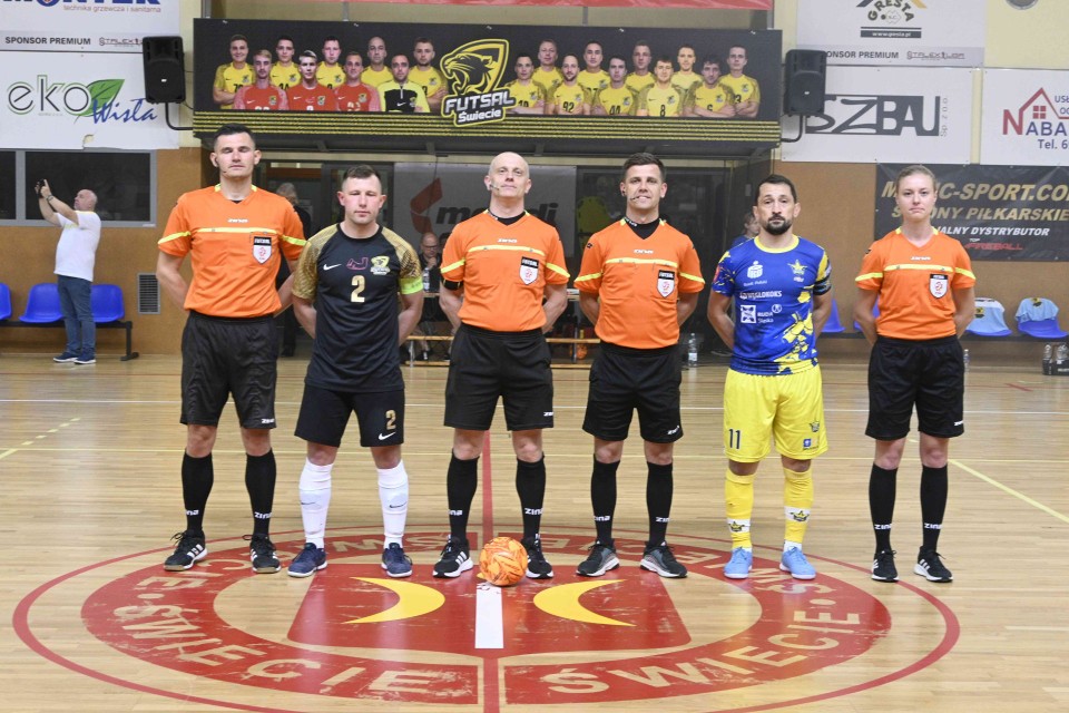 Gracze Futsal Świecie (czarne koszulki) przegrali dwumecz...