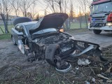 Wypadek w Grudziądzu. Samochód uderzył w drzewo na ul. Malczewskiego