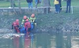 Tragedia w Kujawsko-Pomorskiem. Strażacy wydobyli zwłoki ze stawu w Solankach