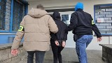 Policjanci z Włocławka zatrzymali kobietę, która miała odebrać pieniądze od oszukanej seniorki. Zdjęcia
