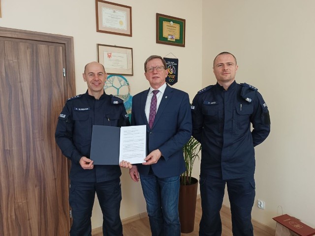 W ramach podpisanego porozumienia 39.900 złotych zostanie przeznaczonych na zorganizowanie dodatkowych 8-godzinnych patroli.