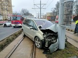 Wypadek w Toruniu. Samochód uderzył w słup trakcji tramwajowej