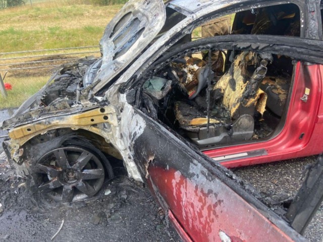 Na Osowej Górze w Bydgoszczy doszczętnie spłonął samochód osobowy. Ogień był tak duży, że uszkodzone zostało również stojące obok auto