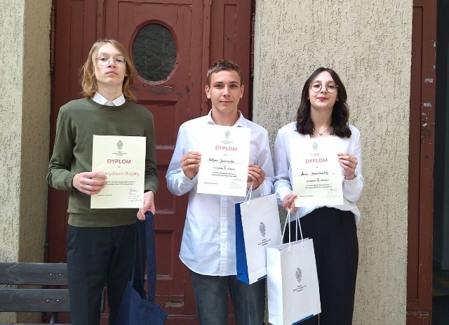 Wiktor Jankowiak (w środku) i Amelia Tomaszewska (z prawej) pokazali się z bardzo dobrej strony w konkursie ,,Poznajemy Senat RP’’.