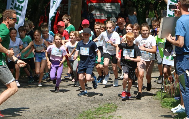 Dzieci z Klubu Małego Biegacza bawiły się na imprezie biegowej w lesie komunalnym w Grudziądzu.