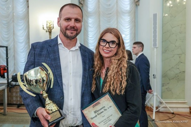Nagrodę z rąk prezydenta RP odebrali współwłaściciele firmy Bartosz Kuźma i Beata Kuźma-Śliwińska