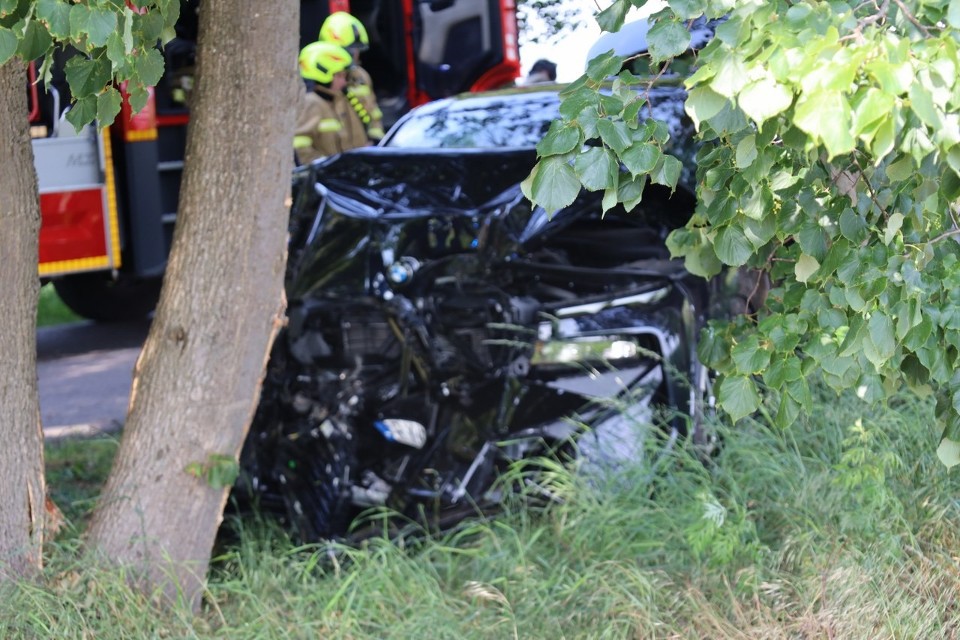 W Wełnicy BMW uderzyło w drzewo. Poszkodowany kierowca!