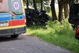 BMW rozbiło się na drzewie w Wełnicy. W wypadku ranny został kierowca. Zobacz zdjęcia