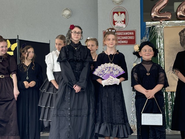 Uczniowie z chęcią przebrali się za Emilię Sczaniecką - patronkę swojej szkoły