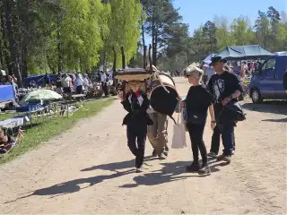 Wielka majówka w Kiermusach. Tłumy na jarmarku staroci. Ależ się kurzyło po drodze!