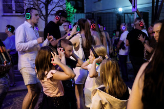 Tłumy mieszkańców pożegnały lato podczas Silent Disco pod parasolkami. Zobacz zdjęcia