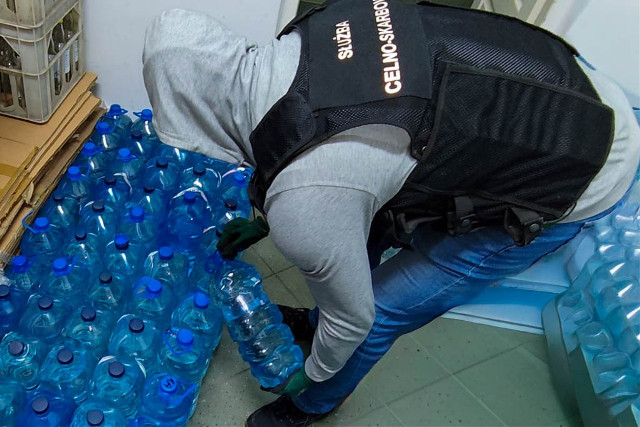 48-latka przechowywała 410 litrów nielegalnego alkoholu. KAS skonfiskowała ponad 80 pięciolitrowych butelek. Kobieta usłyszała zarzuty