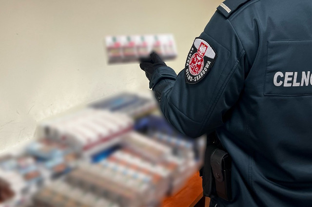 Sześć samochodów i tysiące nielegalnych papierosów. Podlaska KAS udaremniła przemyt na granicy