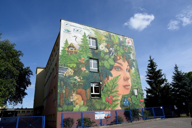 Szczytową ścianę SP nr 2 w Więcborku zdobi mural o tematyce leśnej.