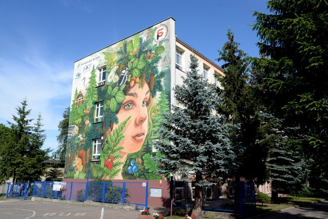 Szczytową ścianę SP nr 2 w Więcborku zdobi mural o tematyce leśnej.