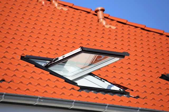 Zainwestuj w nowe okna dachowe. Mniejsze rachunki za energię i lepsza izolacja akustyczna. Możesz też dostać spory zwrot pieniędzy