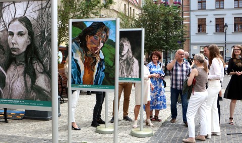 Na Rynku możemy oglądać wystawę „Autoportret, czyli portret własny”. Mamy zdjęcia