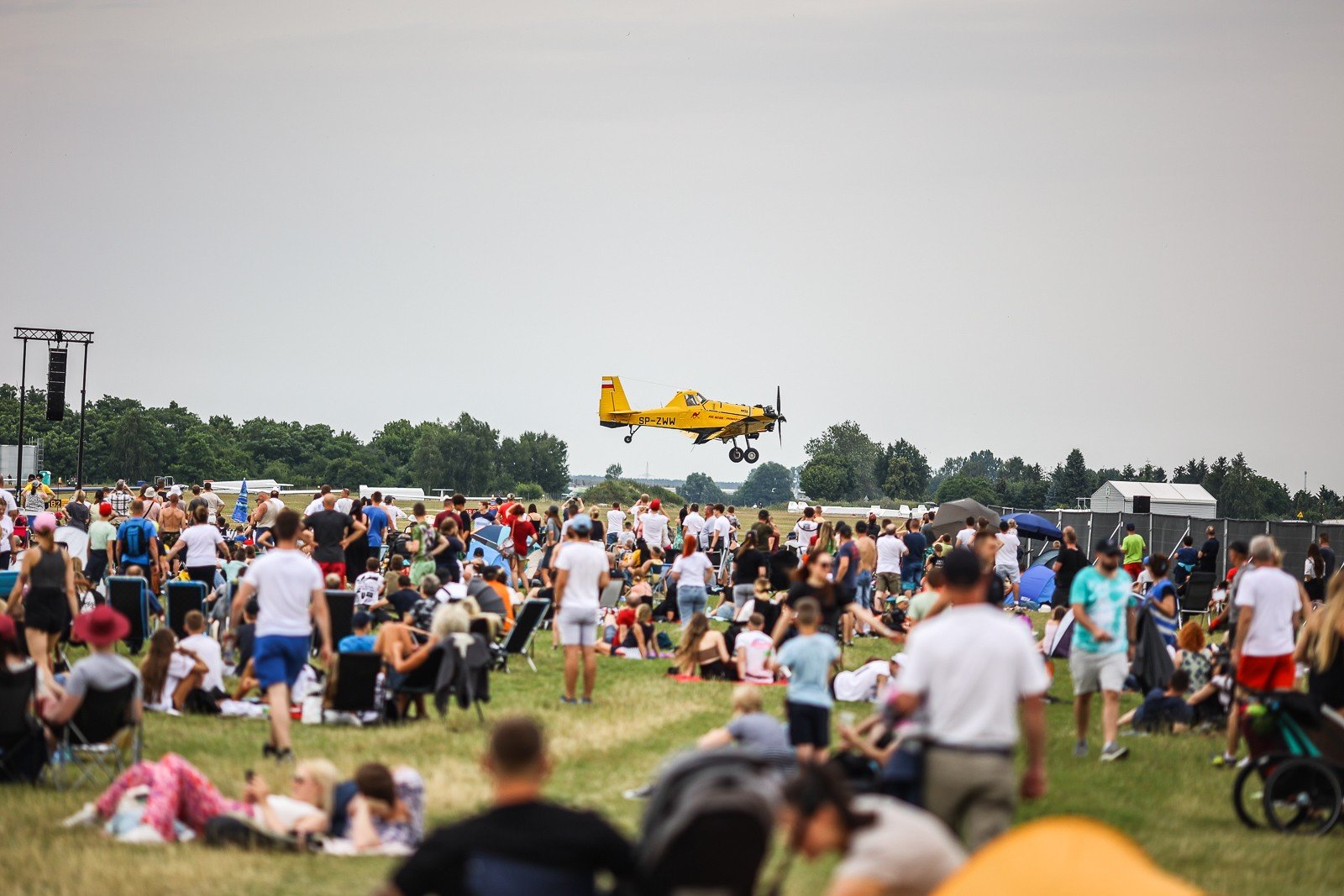 Pokazy lotnicze Antidotum Airshow Leszno 2024. Tłumy na pokazach. Dzień