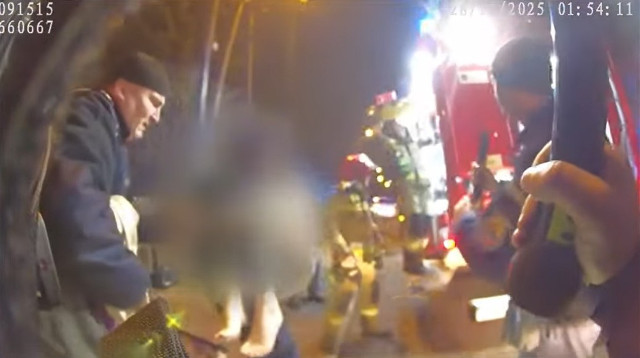 Akcja ratownicza w Łomży. Z zadymionego domu policjanci na rękach wynieśli potrzebującą pomocy kobietę. Zobacz nagranie