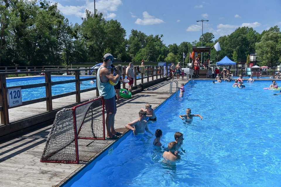 Inauguracja letnich imprez basenowych w Toruniu