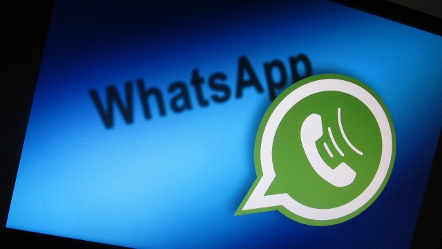 Komunikator WhatsApp przechodzi małą rewolucję dzięki wbudowaniu chatbota SI.