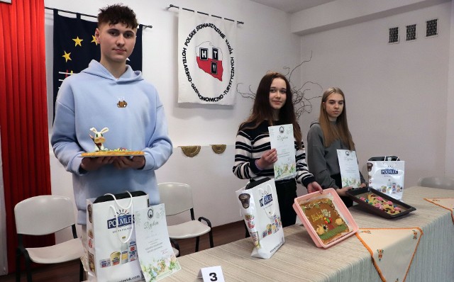 Jury oceniło pięć mazurków wielkanocnych wykonanych przez uczniów pięciu klas o profilu gastronomicznym.