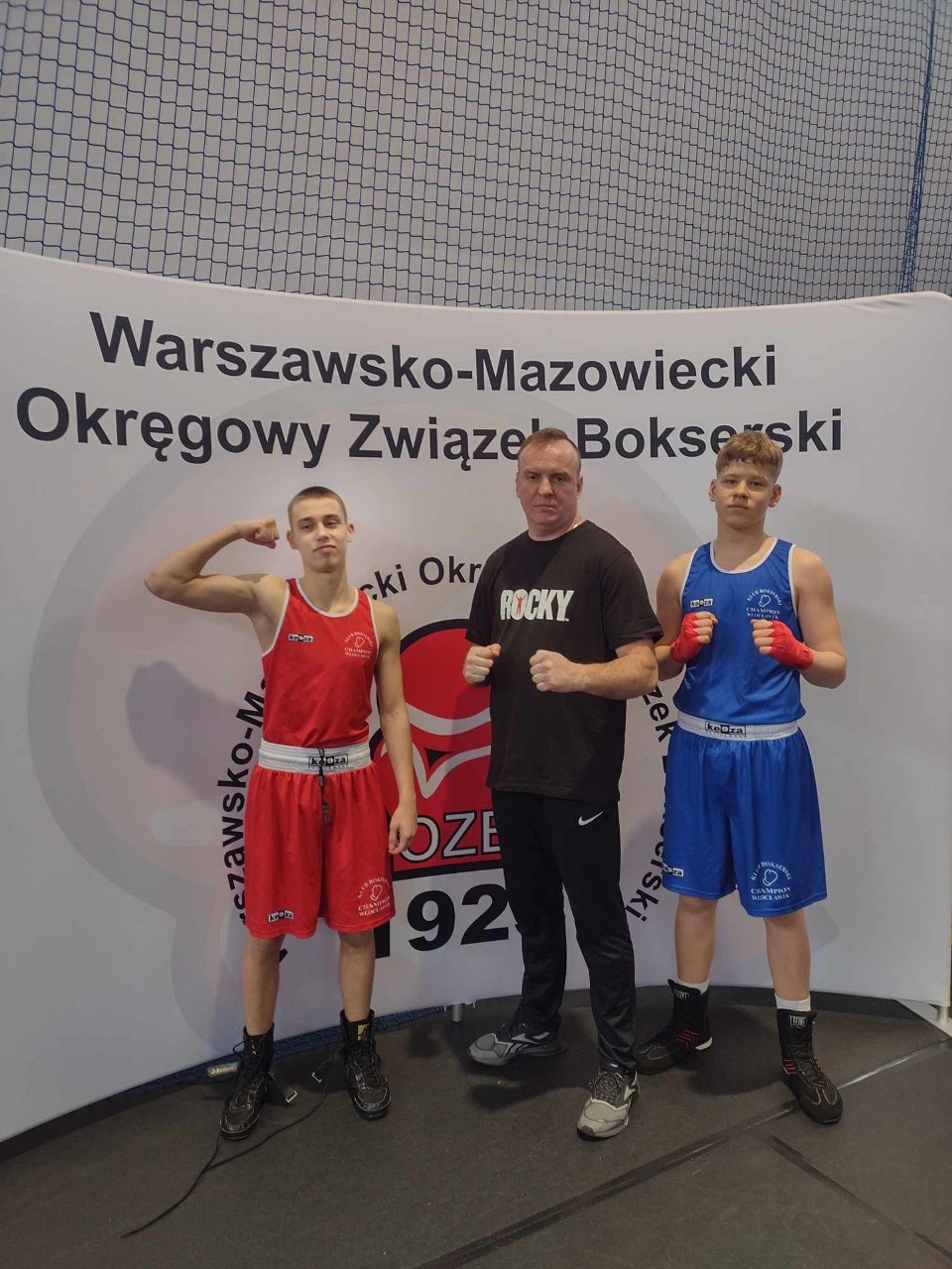 Od lewej Dominik Antonowicz, trener Sławomir Musiałkiewicz i...