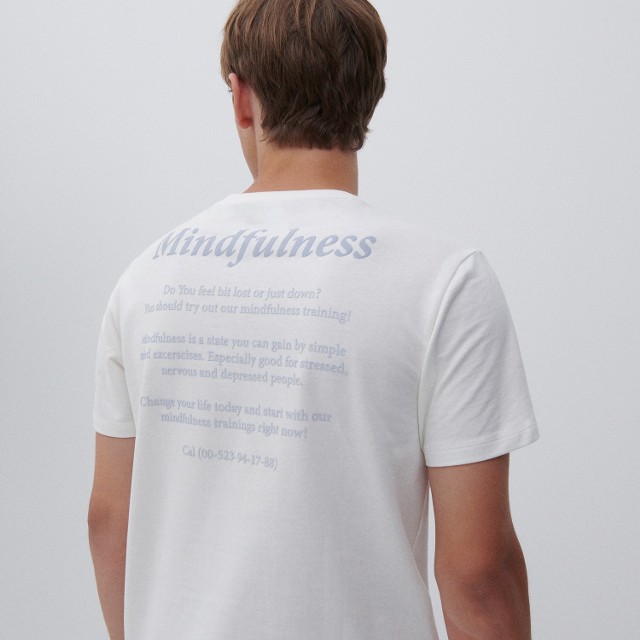 Reserved - T-shirt z napisem na plecach - Kremowy