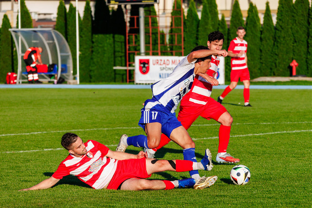 Olimpia Zambrów (biało-niebieskie stroje) kontynuuje fantastyczną passę zwycięstw