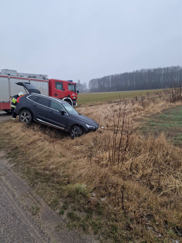Auto wypadło z drogi w gminie Jedwabne