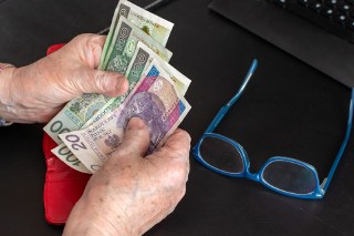 Nawet 4 tysiące złotych dla seniorów. Komu przysługują pieniądze?