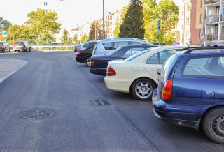Parking przy magistracie pęka w szwach. Dlatego po latach wraca temat jego rozbudowy