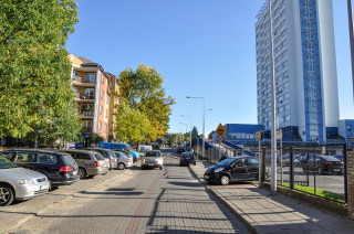 Parking przy magistracie pęka w szwach. Dlatego po latach wraca temat jego rozbudowy